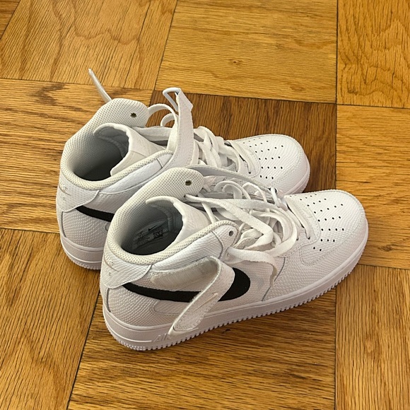 Air Force 1 ‘07 Mid Sneaker in White & Black - Picture 3 of 5